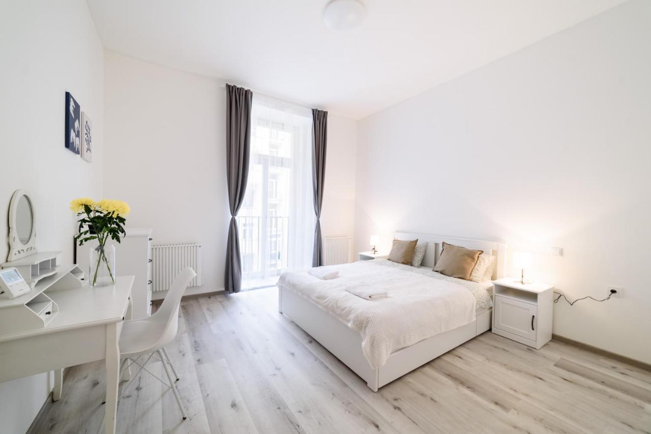 New Apartments Near Dancing House Praga Exterior foto